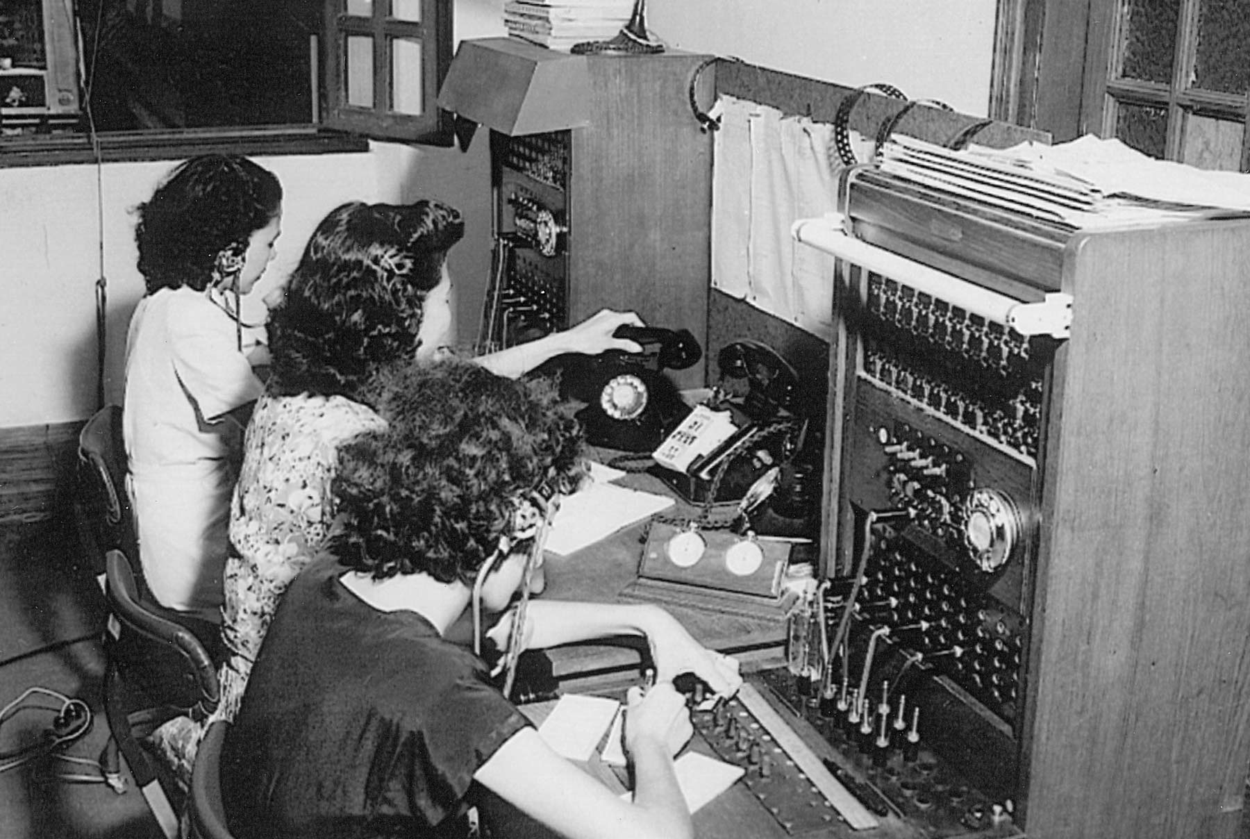 Funcionárias a fazerem ligações telefónicas manualmente na década de 1950.
