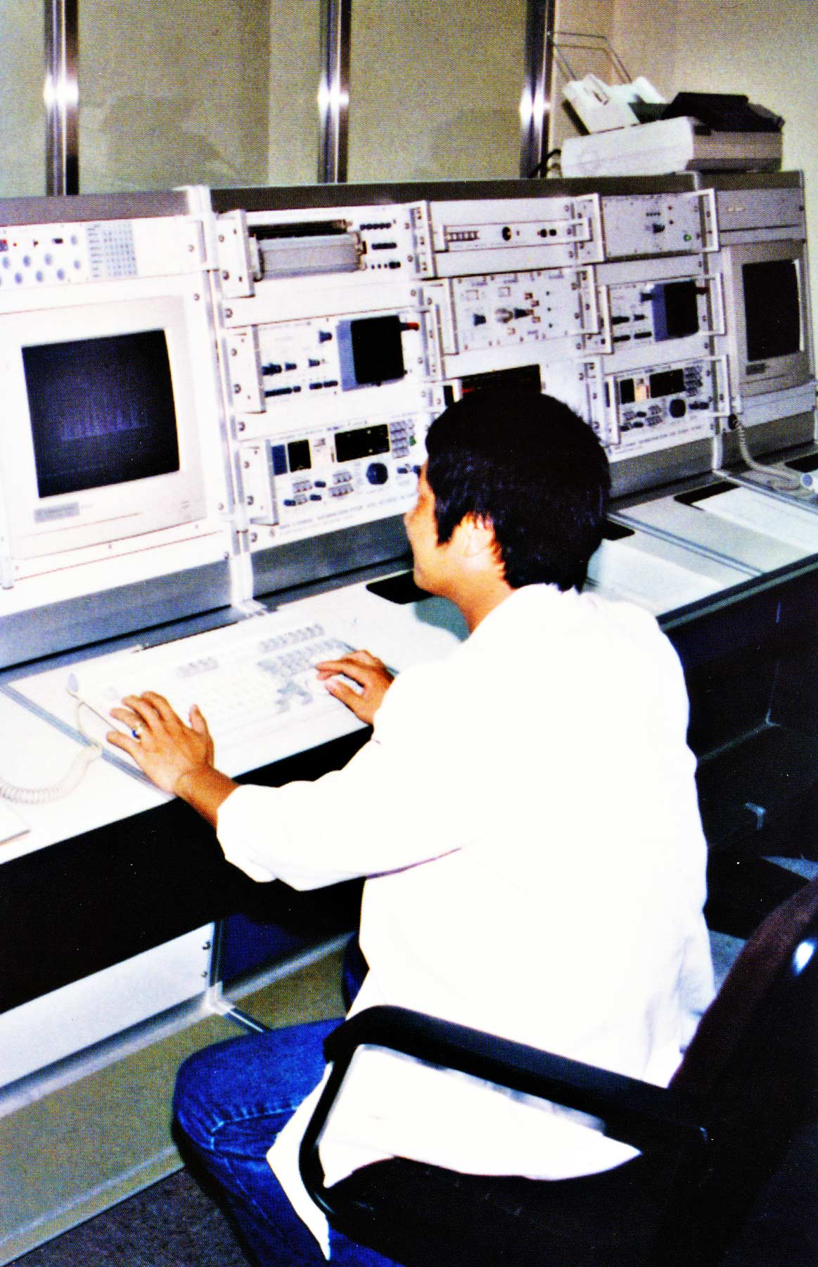 Estação de Fiscalização do Espectro Radioeléctrico a assegurar o funcionamento das radiocomunicações sem interferências na década de 1990